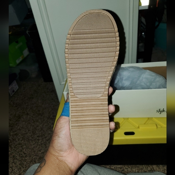 Sandals - Picture 2 of 3